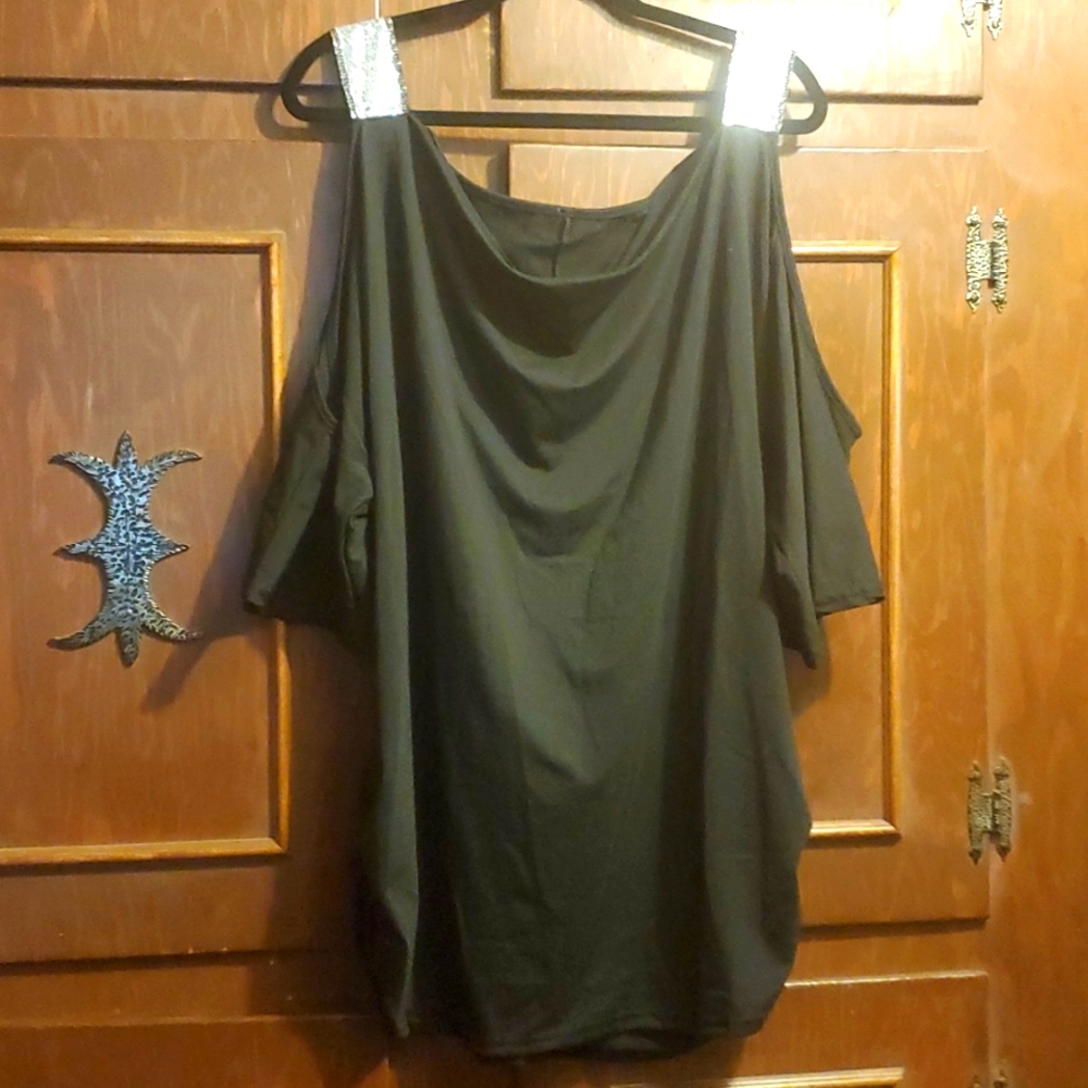 Black cold shoulder cowl neck top with silver sequin shoulders sz 3XL runs small